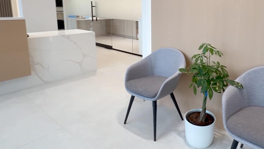 Chairs In Entry Clean